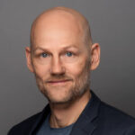 Jörgen Huitfeldt<br><small>Chefredaktör och ansvarig utgivare</small> Jörgen Huitfeldt var programledare på Sveriges Radio 2005-2017, bl a i Studio Ett, P1-morgon och Ekots Lördagsintervju. Han har tilldelats en rad utmärkelser, däribland Stora Radiopriset, Röda Korsets journalistpris och Wendelapriset. Han har också nominerats till Stora Journalistpriset och Guldspaden.