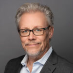 Staffan Dopping<br><small>Poddredaktör</small> Staffan Dopping var reporter och programledare i radio och tv 1977-2005, bl a på SVT (Gomorron Sverige), TV4 (Nyheterna och Nyhetsmorgon) och Sveriges Radio (Studio Ett och P1-morgon). Han har också varit informationsdirektör i Försvarsmakten. Han tilldelades Sveriges Radios språkpris 2001 och Ikarospriset 2000.