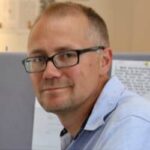 Henrik Höjer<br><small>Vetenskapsredaktör</small> Henrik Höjer är fil.dr. i historia med den prisbelönta avhandlingen “Svenska siffror” (Uppsala 2001). Han har länge arbetat som vetenskapsjournalist. Han har även skrivit flera fackböcker samt ett 50-tal understreckare i Svenska Dagbladet samt gjort miniserien “Höjer synar högskolan” för Axess-tv.
Han har tidigare arbetat på bland annat Uppsala universitet, Historisk tidskrift, Forskning