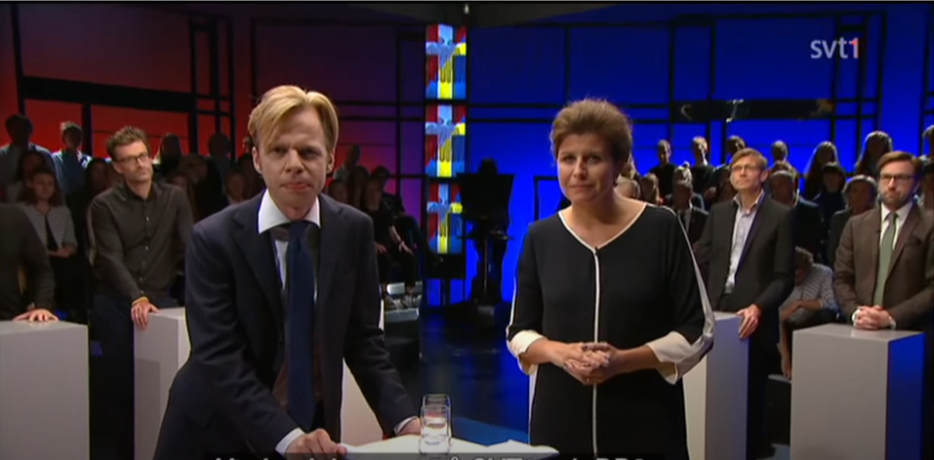 Clement Kjersgaard och Kristina Hedberg ledde SVT:s och DR:s gemensamma debattlandskamp om flyktingpolitiken. Foto: SVT