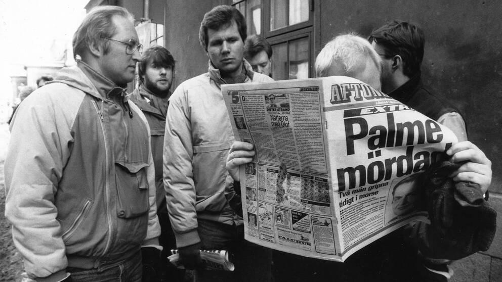 Människor läser i tidningen dagen efter mordet på statsminister Olof Palme den 28 februari 1986. Foto: Lars Strömberg, TT