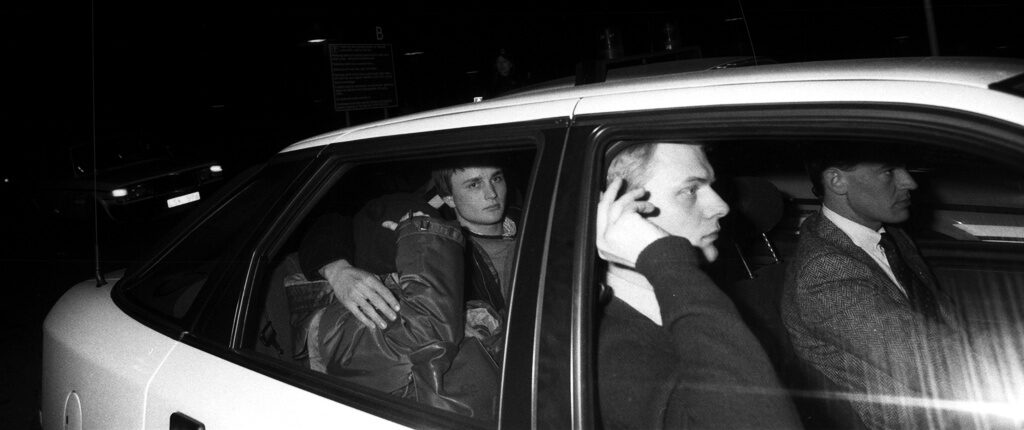 Lisbeth Palme lämnar Sabbatsbergs sjukhus efter mordet på statsminister Olof Palme. En av sönerna håller om henne. Foto: Anders Holmström/ TT