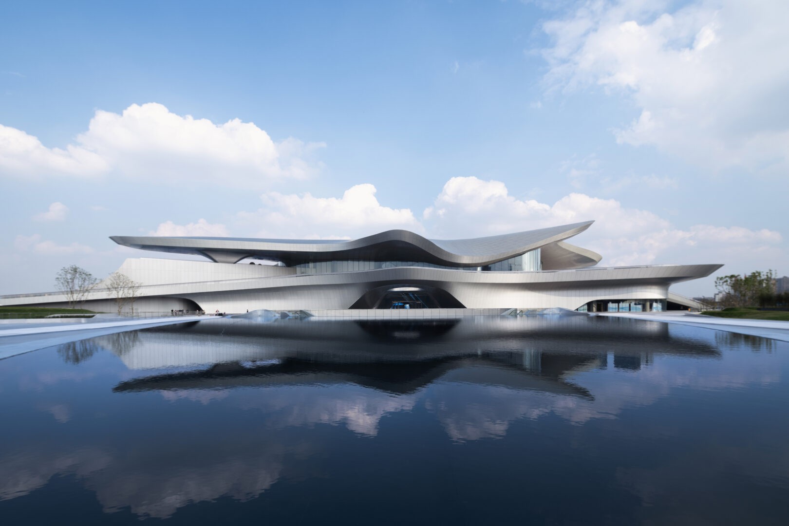 Påkostad arkitektur för rymdlitteratur. Chengdu Science fiction museum öppnades 2023. Foto: Zaha Hadid Architects.